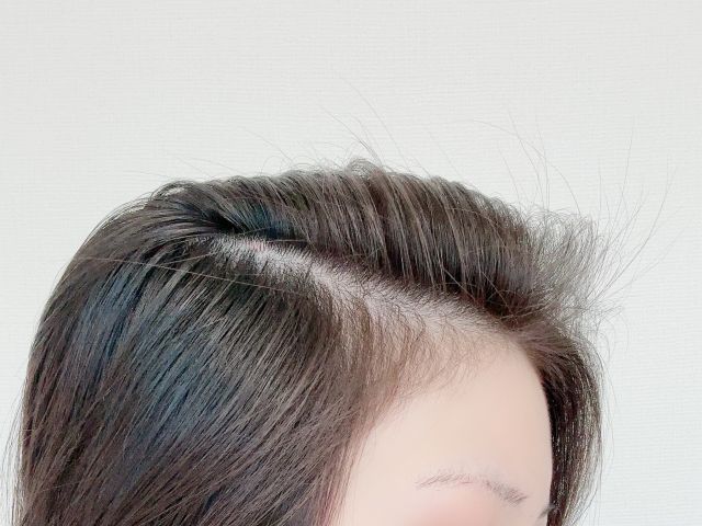 髪を下ろす女性の分け目 クローズアップ