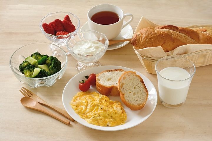 ヘルシーな朝食 スクランブルエッグや牛乳、パン、イチゴ、ブロッコリー、ヨーグルトなど