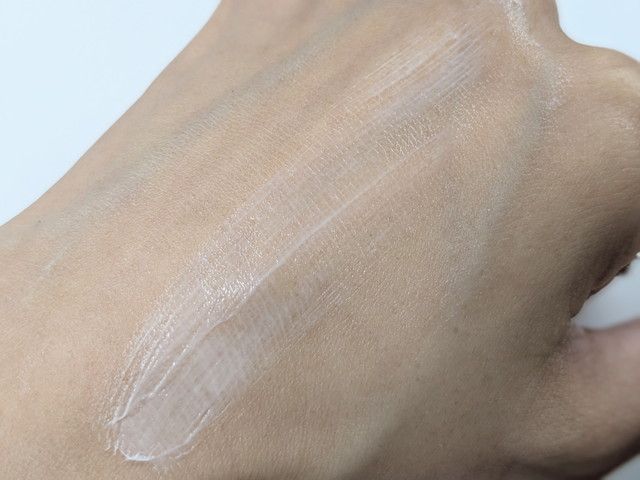 TOERIモイスチャークリームを肌に伸ばした状態。しっとりとしたツヤのあるうるおい膜が残る