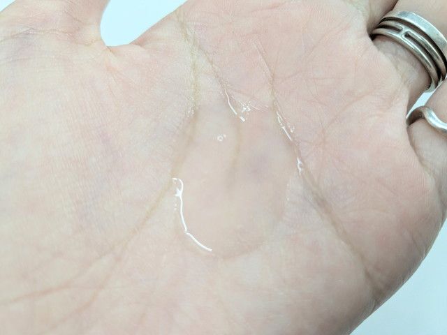 TOERIエッセンスローションを手のひらに出した、水のようにとろっとした透明のテクスチャー