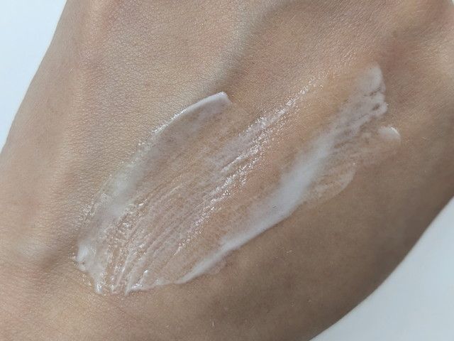 TOERIエッセンスUVクリームを肌に伸ばした状態。なじむとほぼ透明になりうるおいのツヤが残る