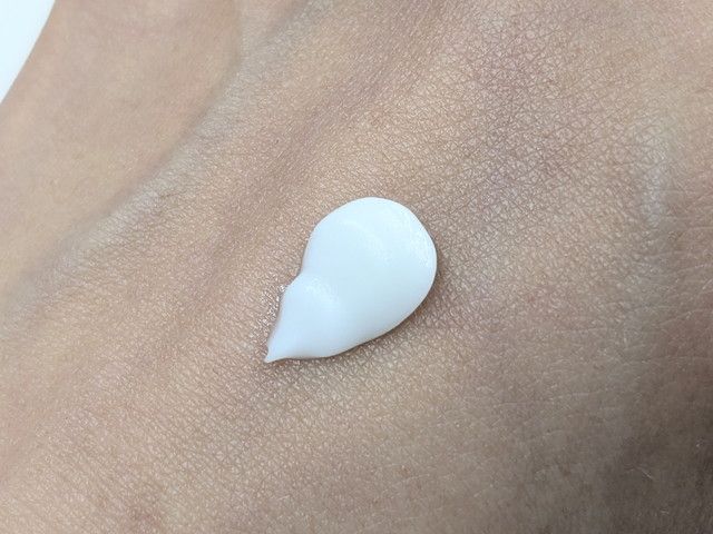 TOERIエッセンスUVクリームを肌にのせた、なめらかな白いクリームのテクスチャー