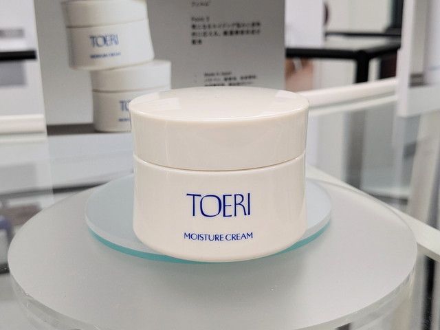 TOERIモイスチャークリーム45gジャー容器の全体とディスプレイ