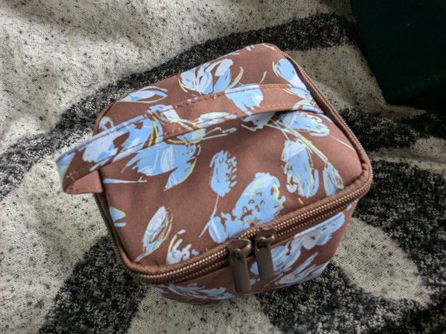 バニティポーチの側面と持ち手部分のアップ。上部に持ち手とダブルファスナーがついている