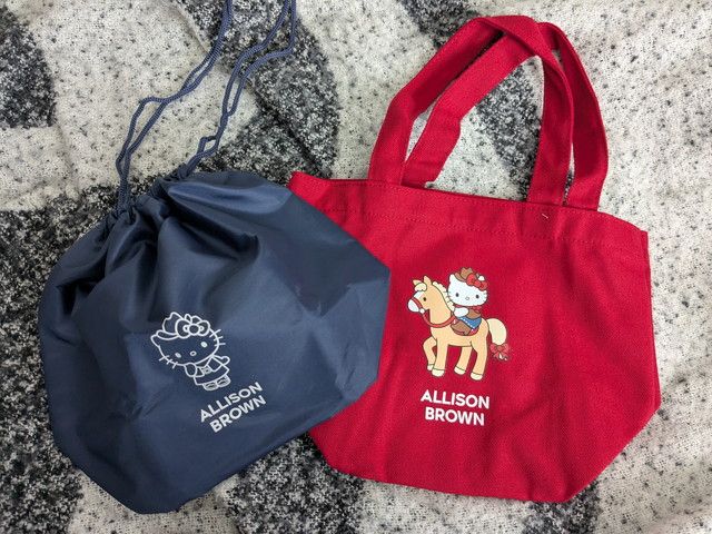 HELLO KITTY×ALLISON BROWNランチトート（赤）と保冷・保温巾着（ネイビー）の2点全体