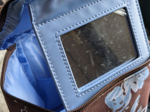 バニティポーチを開いた状態。蓋の内側にミラーが付いている