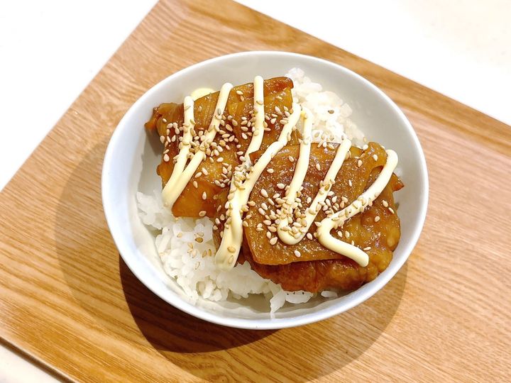 ごはんにのせてマヨネーズをかければ、大満足の丼ぶりに