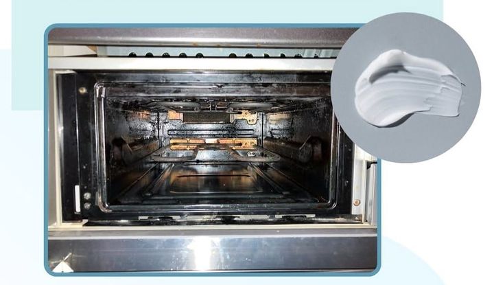 魚グリルの内部を洗う人