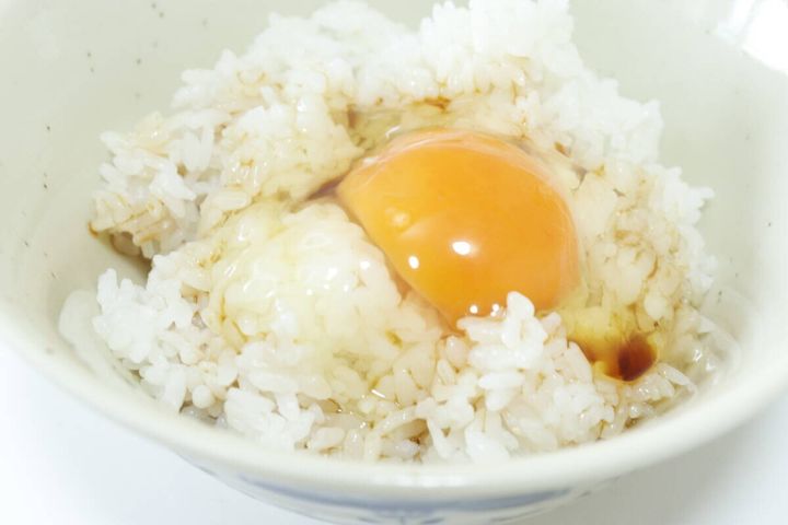 ダイソーの特級本醸造しょうゆを卵かけご飯にかける