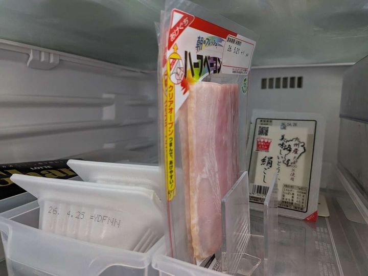 賞味期限ラベルが見える向きで立てて収納されたパック食品