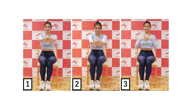 【写真】Yumicoさんによる「背中のストレッチ(胸郭のストレッチ)」