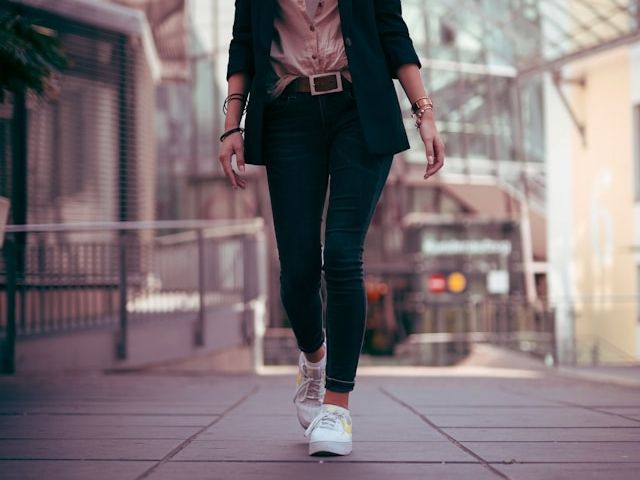 歩く女性