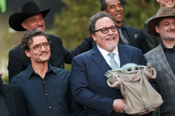 (左から）ペドロ・パスカル、ジョン・ファヴロー、グローグー 映画『スター・ウォーズ／マンダロリアン・アンド・グローグー』ワールドプレミア （C）2026 Lucasfilm Ltd. & TM. All Rights Reserved. width=