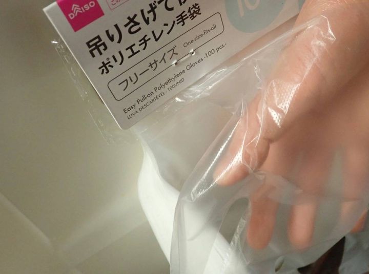 DAISO(ダイソー)：引っかけたまま使用できるポリエチレン手袋(100枚)