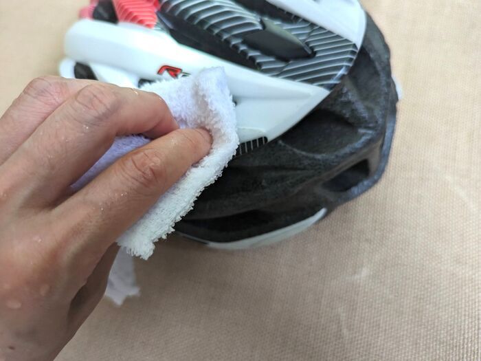 「うぎゃー！水が真っ黒…」自転車ヘルメットって洗えるの！？メーカー直伝のケア術で、汗の臭いも一発リセット♪