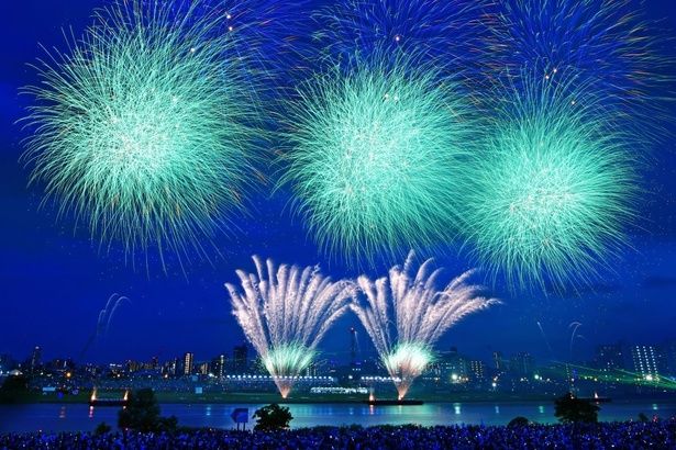約1万3000発の花火が夏の暑さを払い、夜空を美しく彩る 画像提供：あだち街フォトコンテスト2023応募作品 hanabi_bitoさん