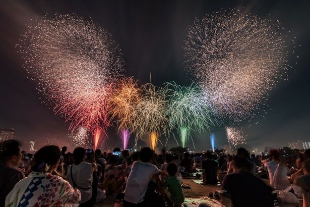 荒川の河川敷各所で、バリエーション豊富な花火を堪能できる 画像提供：足立区街フォトコンテスト応募作品 第2回／hibikiさん