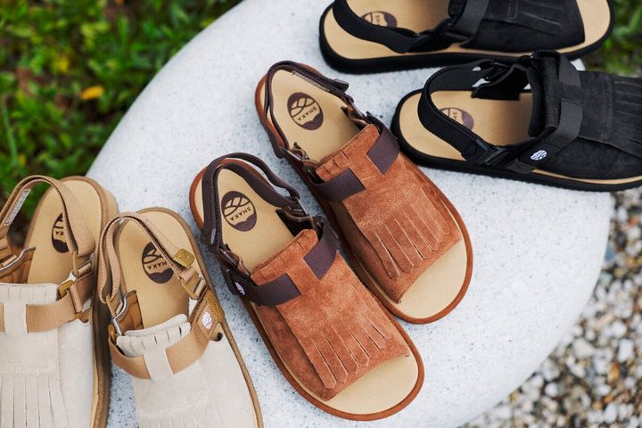 フットウェアブランドSHAKA（シャカ）から、新たなスタイル提案となる「OPEN TOE MULE KILT SUEDE」が登場。トラッドなクロッグデザインをベースに、つま先を開放したオープントゥ仕様を採用した新型ミュールとなっている。