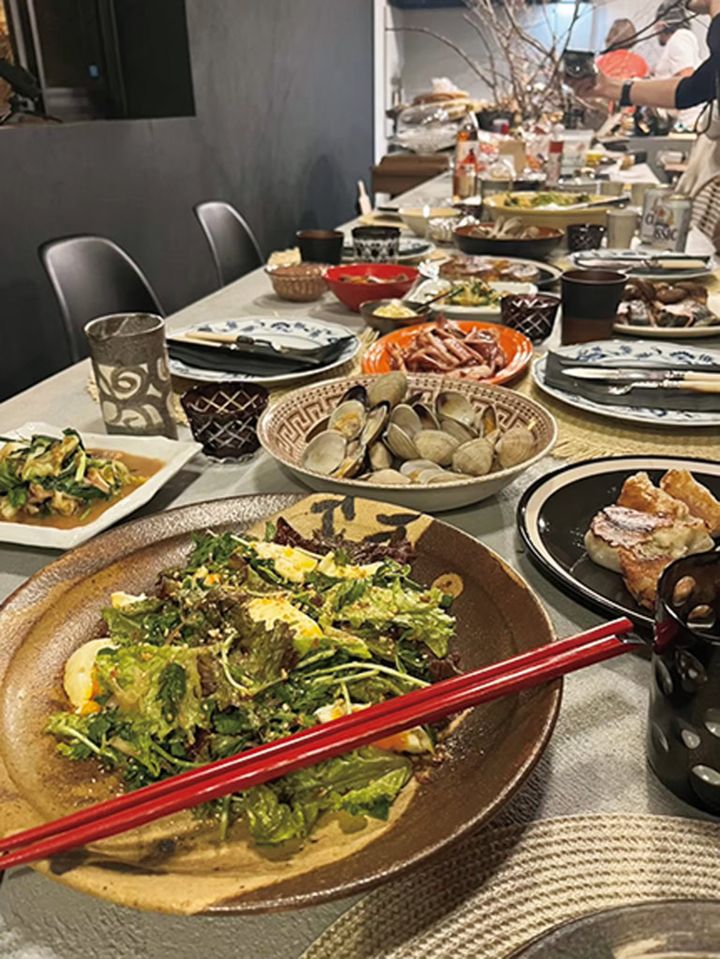 北海道の地元野菜や肉・魚介類を使ってみんなで作った夕飯。