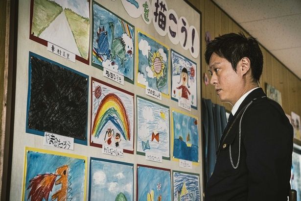 “黒い空”は、本作のキーワードとなる [c]佐藤二朗 永田諒 ／ ヒーローズ [c]2026 映画「名無し」製作委員会
