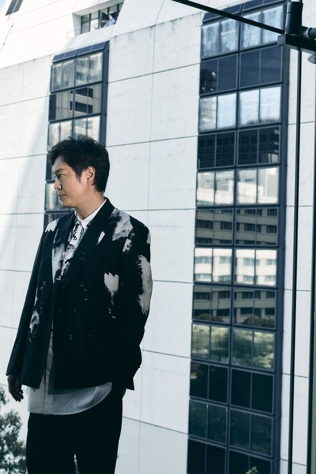 【写真を見る】丸山隆平のクールな表情を撮り下ろし！ 撮影/興梠真穂 ヘアメイク/NOBU(HAPP'S.) スタイリスト/袴田能生(juice)