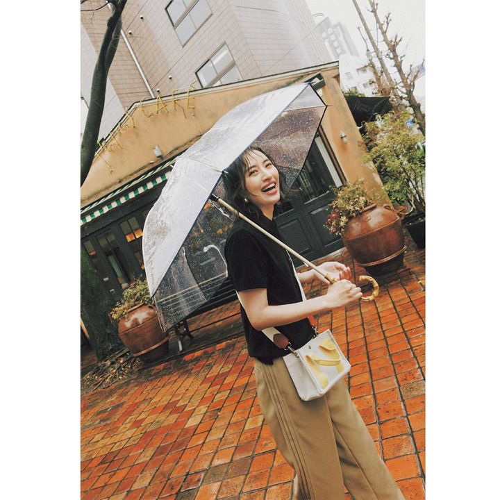 ポロカットソーにサードマガジンの撥水タックパンツとシーセイの撥水ローファーを合わせた雨の日コーデ