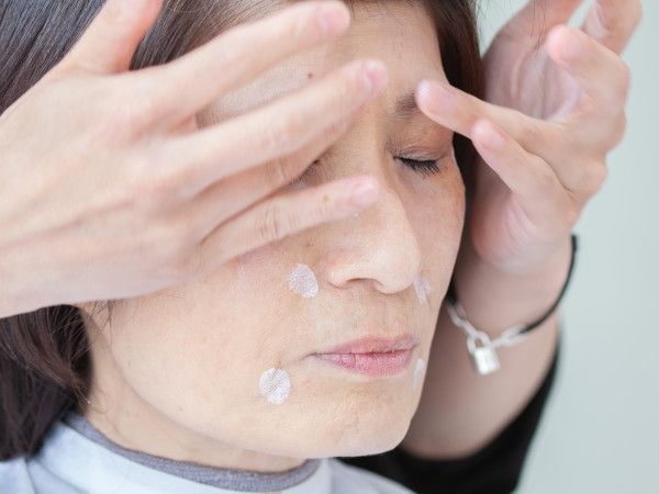 イメチェンのポイント4:下地で顔のトーン差を埋める
