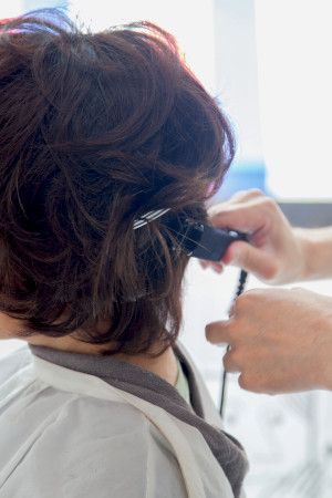 ヘアアイロンでサイドの髪に動きを出す
