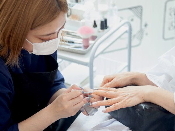 寒色系ネイルはパール系やオーロラ入りがおすすめ！