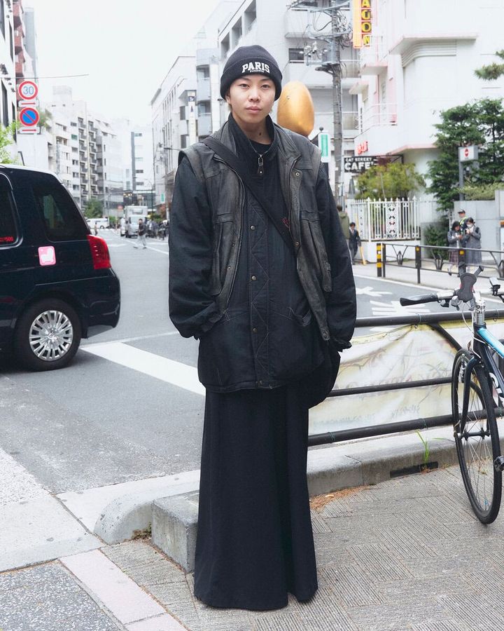 【20代スナップ＠渋谷】全身古着のオールブラックコーデは丈感とシルエットがポイント