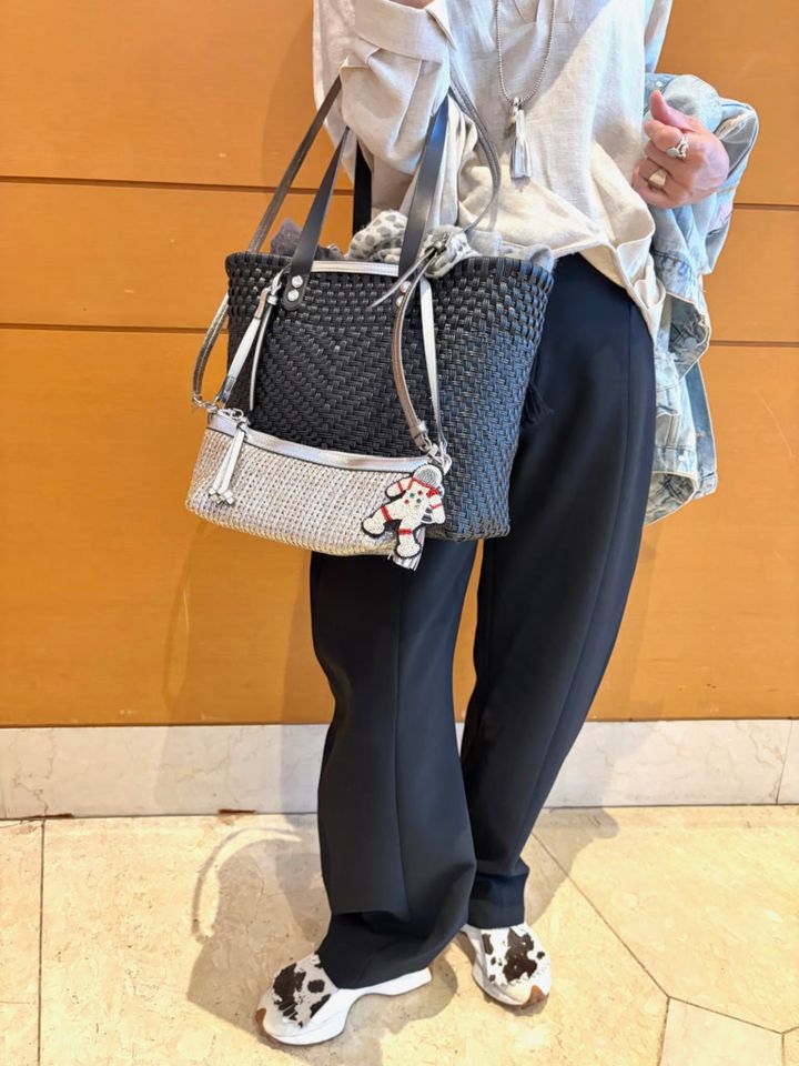 「¡CHEVERE!」の大ぶりなかごバッグと、「H&M」のキラリ光るミニバッグの2個持ちが今っぽい。「サブバッグは、かごバッグに引っかけて、アクセントに。『NINA BAGS』のキュートなバッグチャームで遊び心を取り入れて楽しんでいます！」