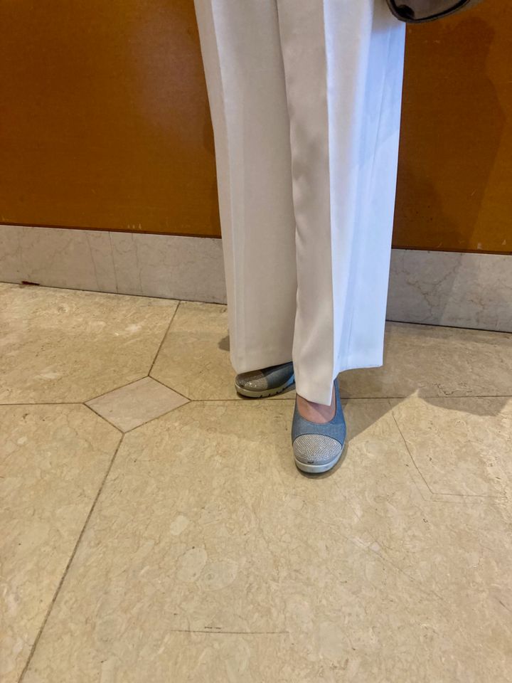 「『ZARA』のハイウエストホワイトパンツが、脚のラインを美しく見せてくれます。淡いカラーのトップスとの組み合わせもピッタリで、キラキララメ入りフラットシューズを履いてときめきをプラスしました」