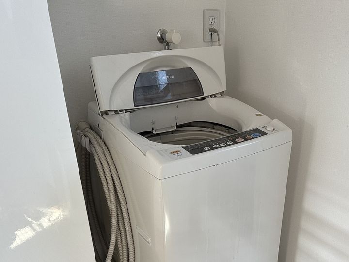 洗濯機のふたは「開けておく」「閉めておく」のどちらが正解なのでしょうか。正解とその理由、間違っていた場合に発生する問題点をご紹介します。便利に使える100円グッズもあわせてご紹介します。