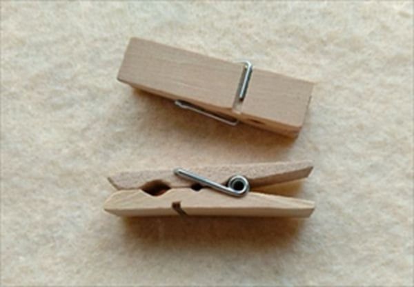 2つの木製ピンチ