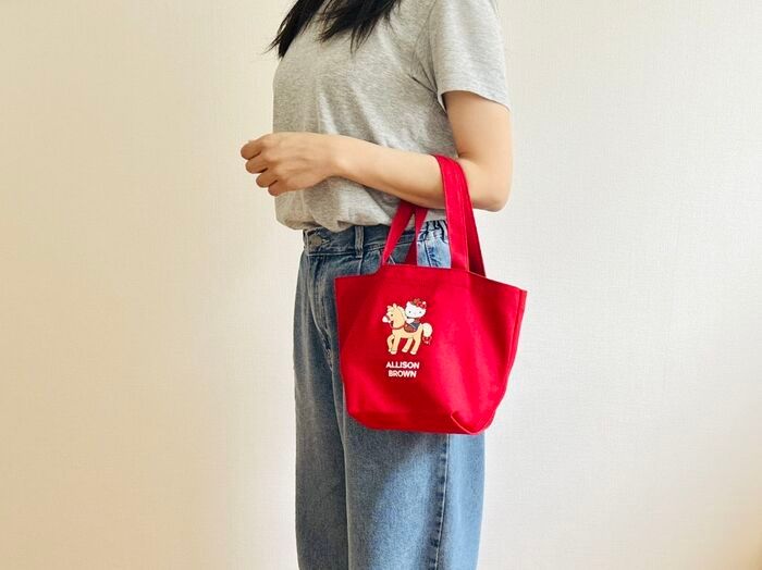 人気モデルが監修！【ハローキティ】のコラボバッグを〈付録〉でゲット。これは激レアですよーー！！