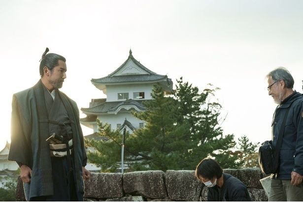 伊賀上野城をバックに、村重の佇まいを見せる本木雅弘さんと黒沢清監督