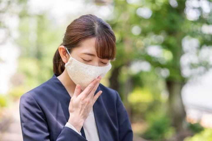 春に飛来する黄砂への対策として、マスクを使用する際の注意点とは？（画像はイメージ）
