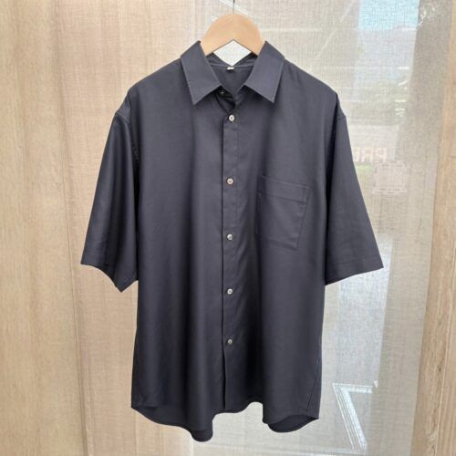 無印良品の「ベタつかない」最新夏服3選！麻より涼しい!? プレスルームで驚いた“天然のハイテク素材”が最強すぎた