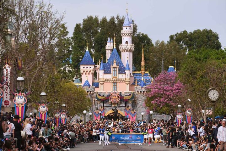 画像: ディズニーが54年続いた“制服文化”を変更へ、新ルール導入