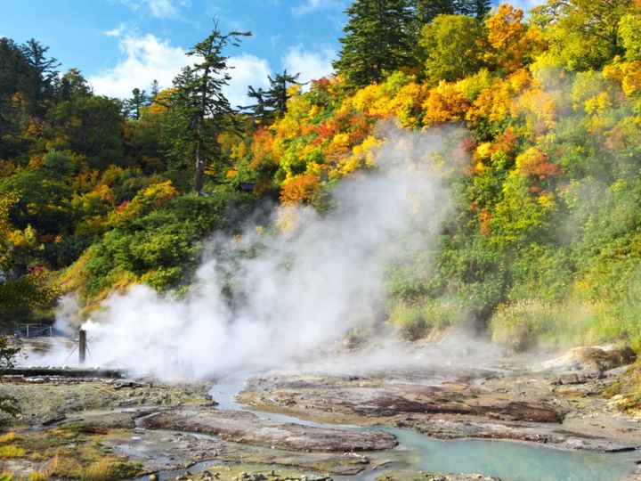 秋田県鹿角市に位置する「秋田八幡平温泉郷」は、八幡平国立公園の雄大な自然に抱かれた温泉地帯です。野趣あふれる露天風呂や泥湯など個性豊かな温泉が点在。登山などの自然を満喫できるアクティビティも充実しており、心身ともに深く癒やされるでしょう。
