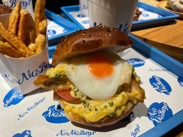 『レモンタルタルサーモンエッグバーガー』（780円）