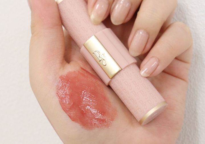 手の甲に塗ったメルティングクリームリップバーム04 Rose Milk Teaの発色