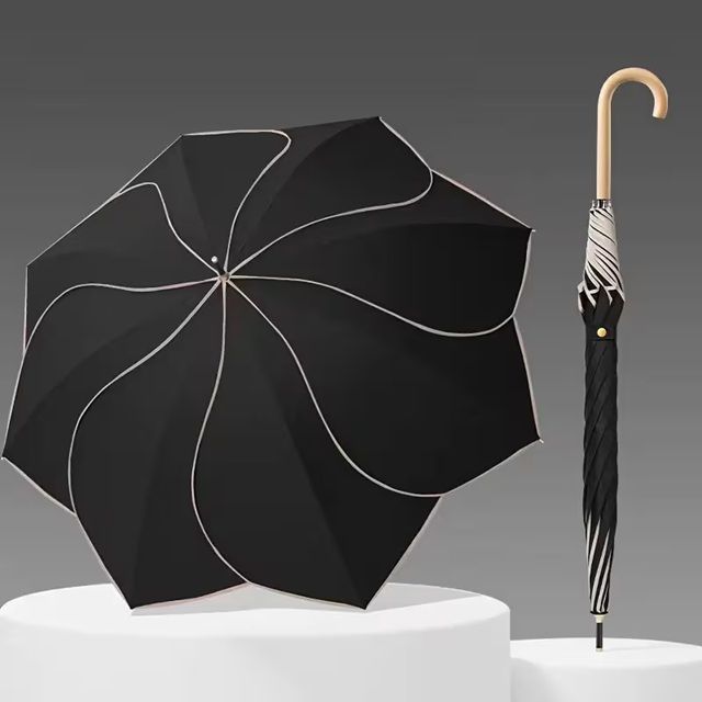 花びらデザインのブラックカラー長傘。開いた傘と木製グリップの持ち手部分