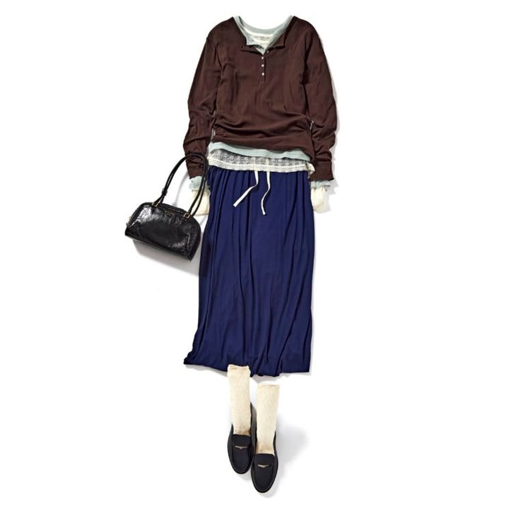 レースプルオーバーは着まわし ヘンリーネックプルオーバー各¥6,490（ともにロバート・ピー・ミラー × シップス／シップス インフォメーションセンター） スカート￥31,900、ソックス￥3,300（ともにババコ／Orchard Lane Co.,Ltd.） バッグ￥35,200（クリスチャン ヴィラ／ピモンテ） ローファー￥73,700（ネブローニ）
