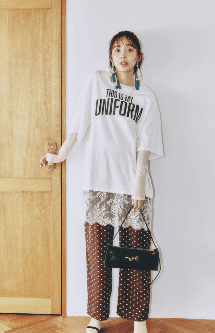Tシャツは着まわし シアートップス￥15,950（メゾンスペシャル／メゾンスペシャル 青山店） パンツ￥9,900（ジャーナル スタンダード レリューム／ジャーナル スタンダード レリューム ルミネ新宿店） ネックレス￥60,500（イー・エム／イー・エム アオヤマ） イヤリング￥23,100（フミエタナカ／ドール） バッグ￥23,100（オウレンティ／セムインターナショナル） ソックス￥1,210（タビオ） サンダル￥69,300（ネブローニ）