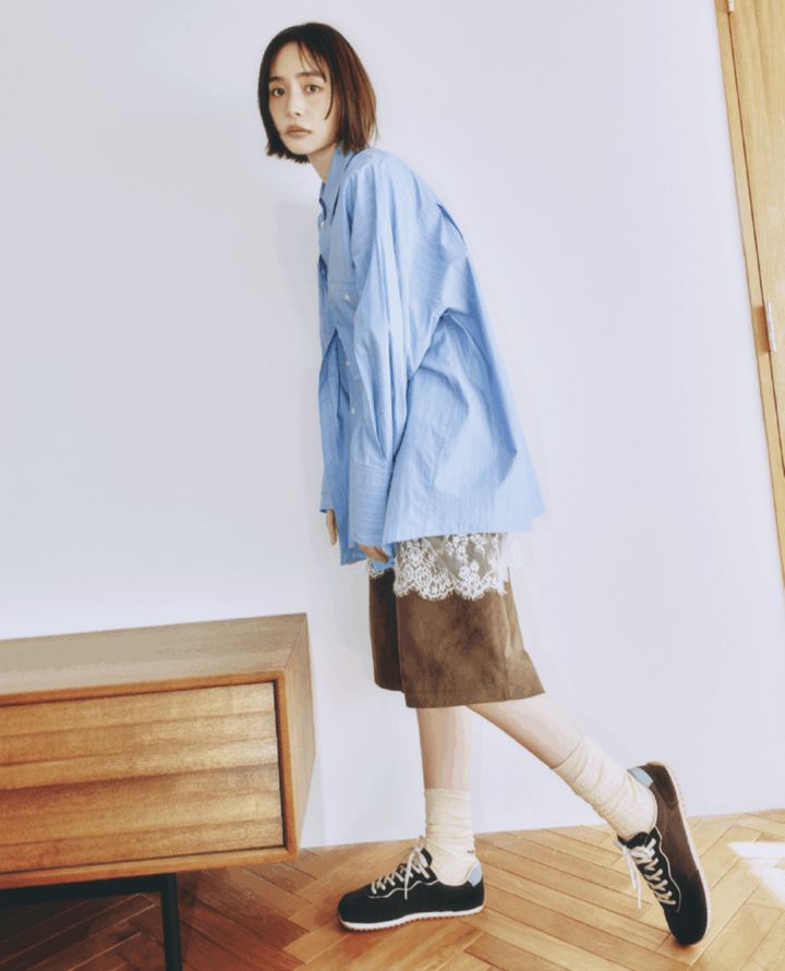 Tシャツ￥19,800（アーカイブ スタンス／ハウス バイ ジャック オブ オール トレーズ） シャツ￥26,400（プロヴォーク デザイン ブティック／ジャック・オブ・オール・トレーズ プレスルーム） パンツ￥23,100（ブロッサム） ソックス￥1,320（靴下屋／タビオ） スニーカー￥7,990（ザラ／ザラ カスタマーサービス）
