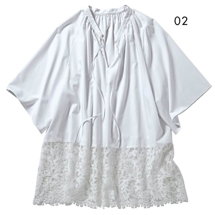 02_袖のフレアやAラインで体形カバーにも。ブラウス￥8,990（アンフィーロ／オンワード樫山）