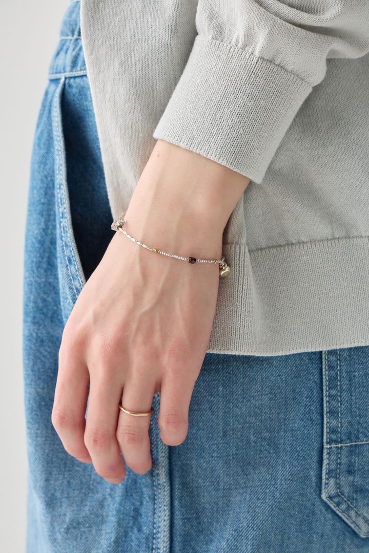 冷房対策に《ユニクロ》のカーディガンを。ブルーデニムのサロペットもゆるシルエットが真理奈流！【FUDGE FRIEND おしゃれさんの毎日コーディネート vol.688｜田中真里奈】