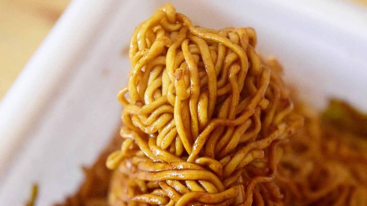 ソースの風味がかなり強く、全体的に濃いめの味わいが印象的