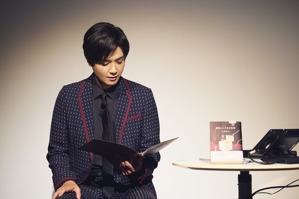 ご自身をモデルにしたと思われる人物が登場するシーンを朗読する井上さん